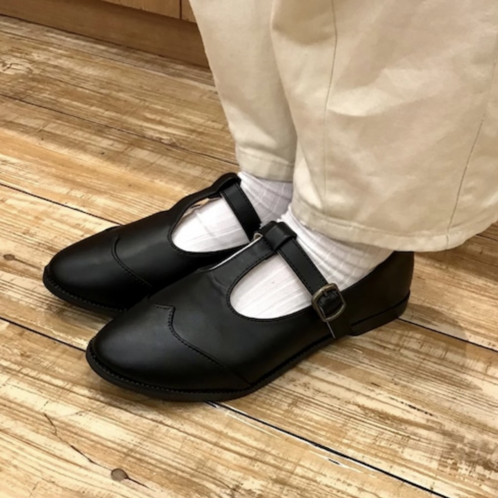 Tストラップシューズ