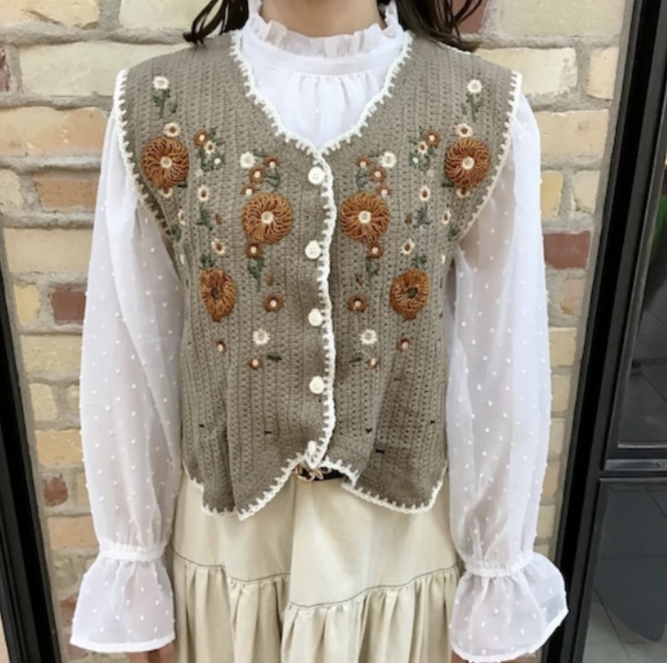 配色刺繍穴あきベスト
