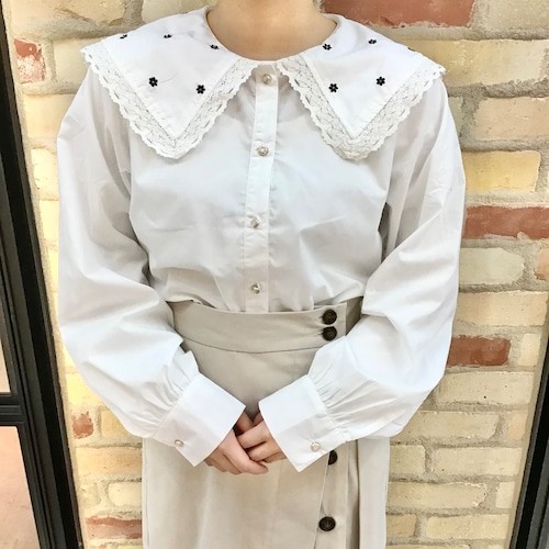襟花刺繍ブラウス