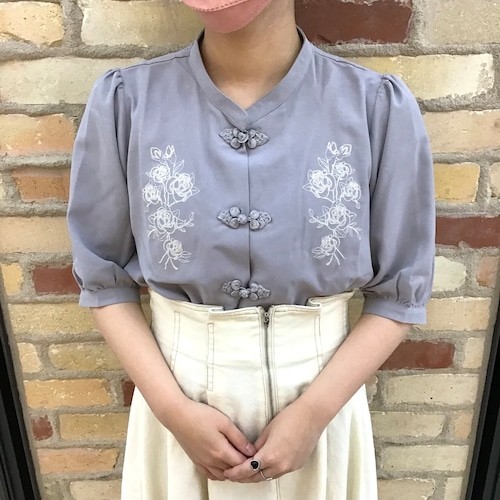 刺繍入りチャイナボタンブラウス