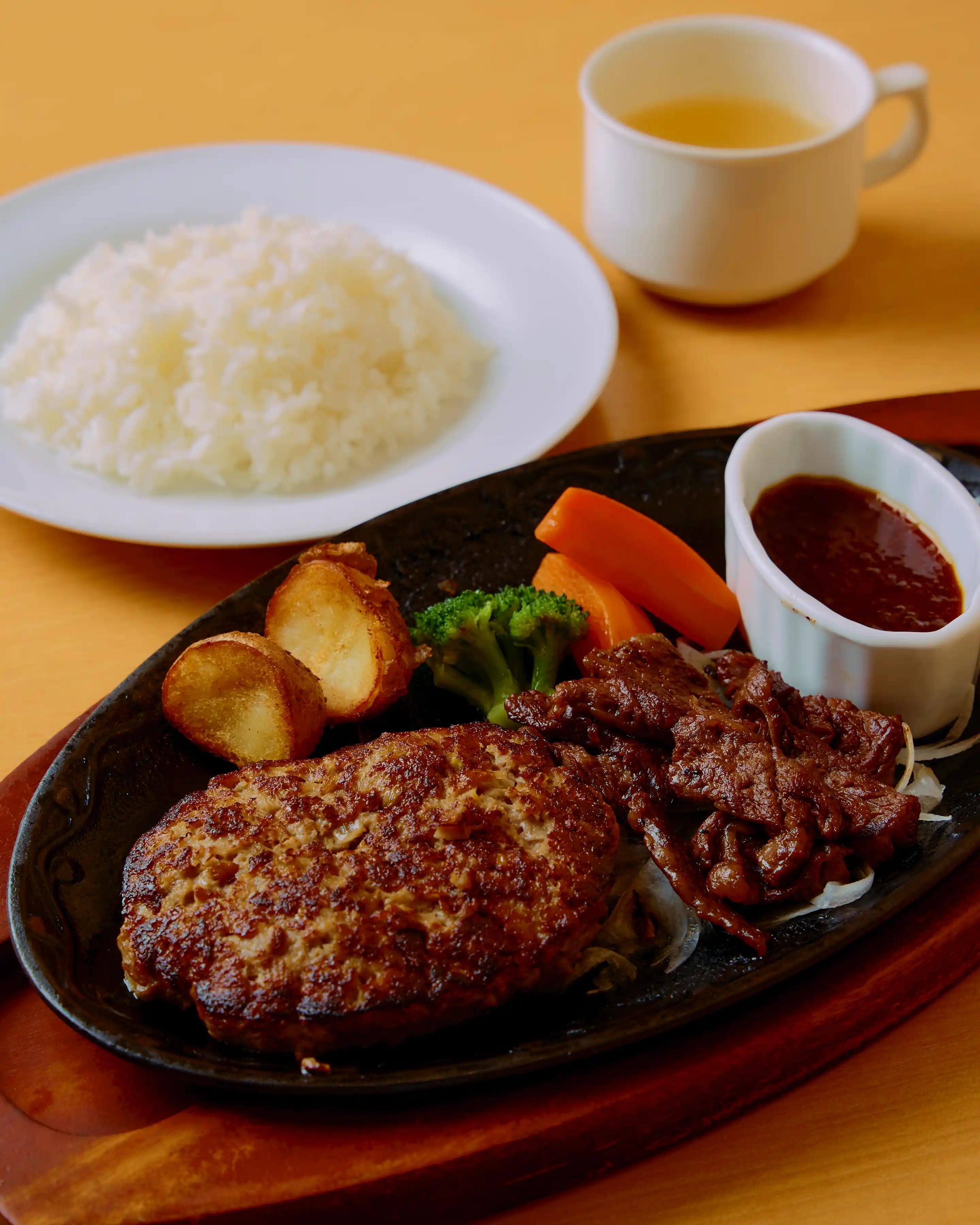 ハンバーグ　ハラミ　ステーキ　大阪　梅田　ランチ　ディナー