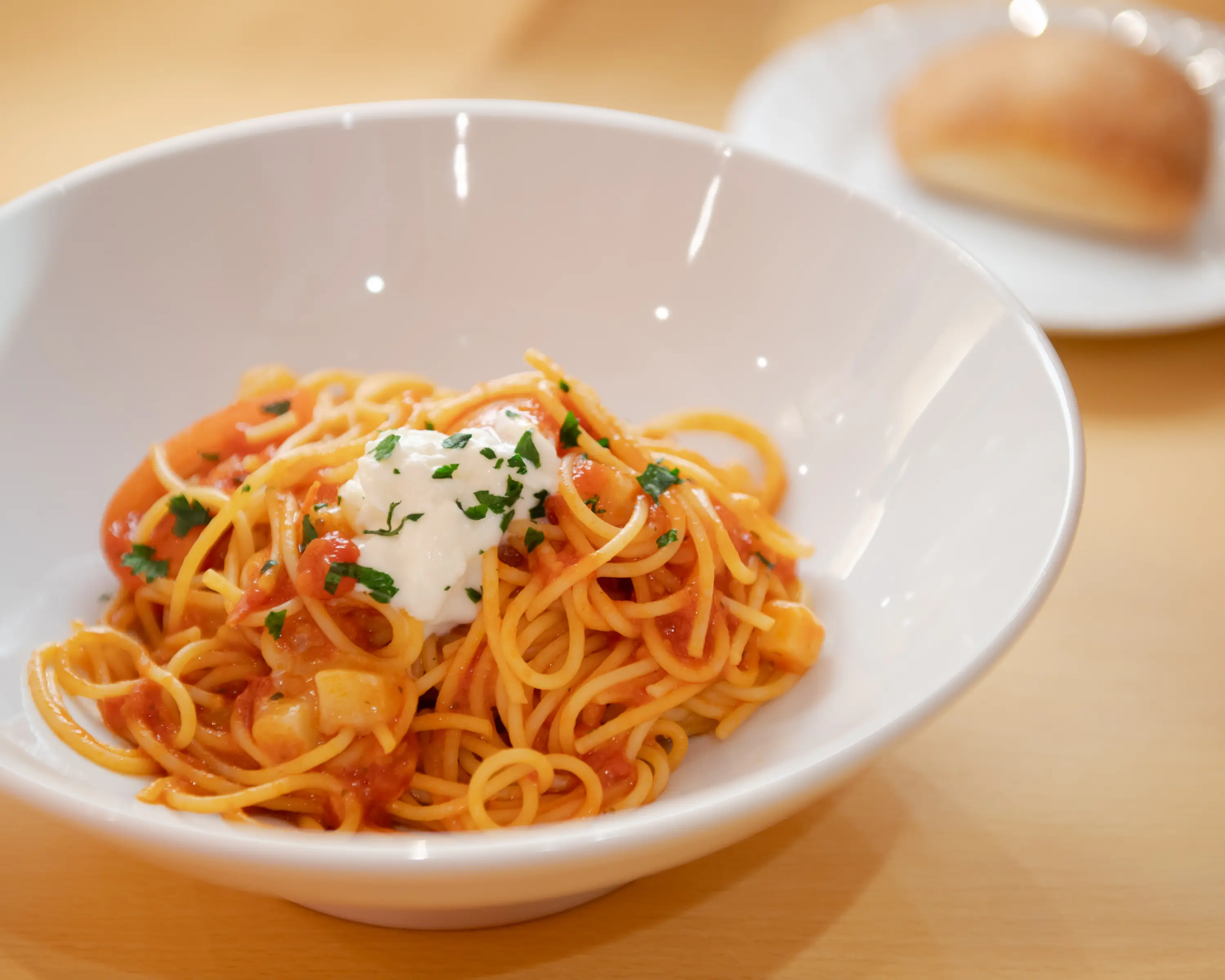 ポムの樹　パスタ　パスタランチ　梅田グルメ　梅田ランチ　フレッシュトマトとモッツァレラチーズのトマトソーススパゲティ