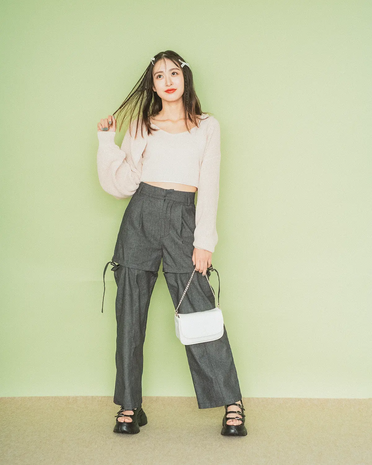 Heather　ショートメッシュラメニット　カップ付きリブキャミ　2wayスリットデザインパンツ　チェーンベルトバッグ　ボリュームソールベルトサンダル