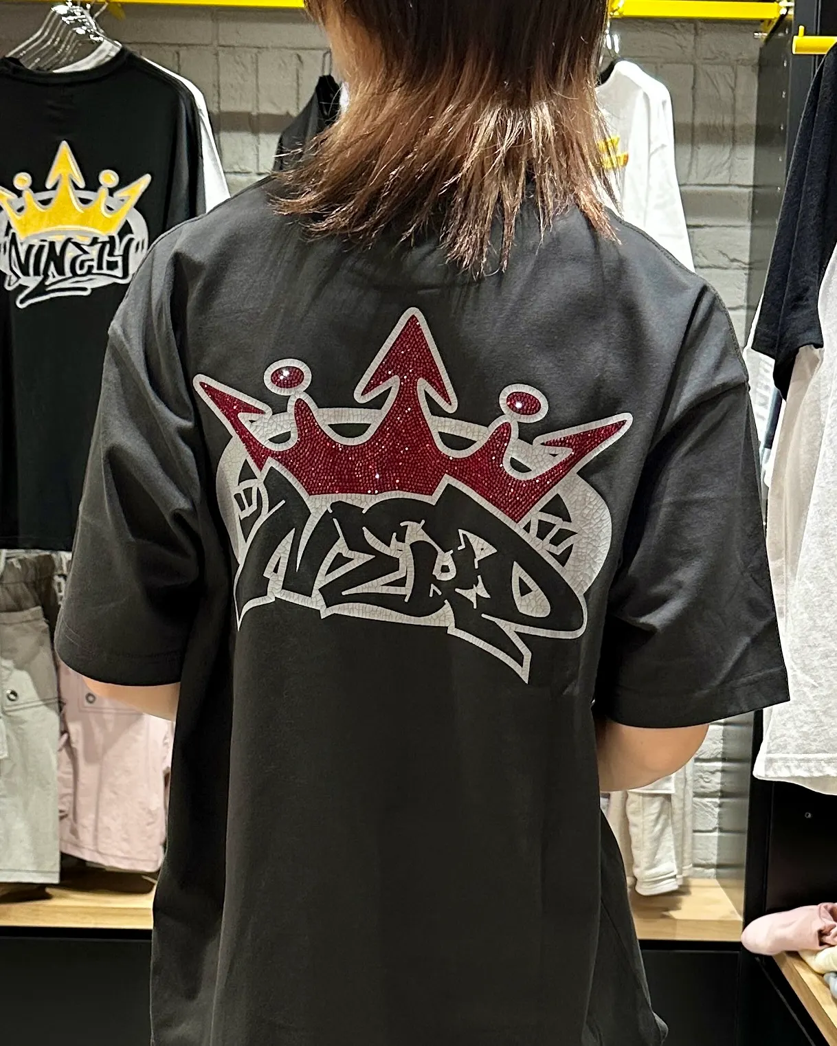 9090　ナインティーナインティー　NERDUNIT　King　Logo　Rhinestone　Tee　バックプリント　クラック　プリント