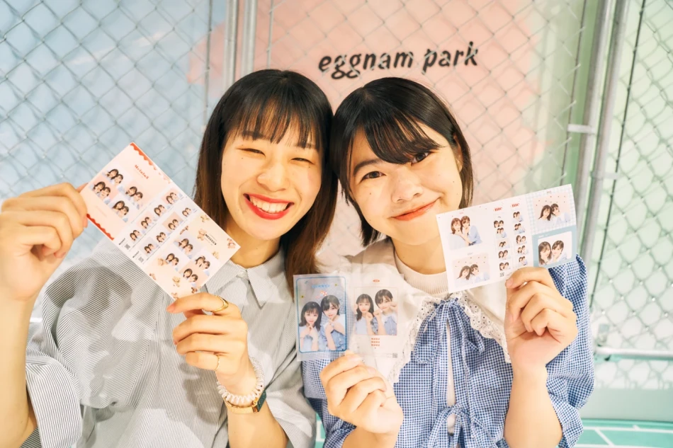 eggnamPARKでプリを見せる様子