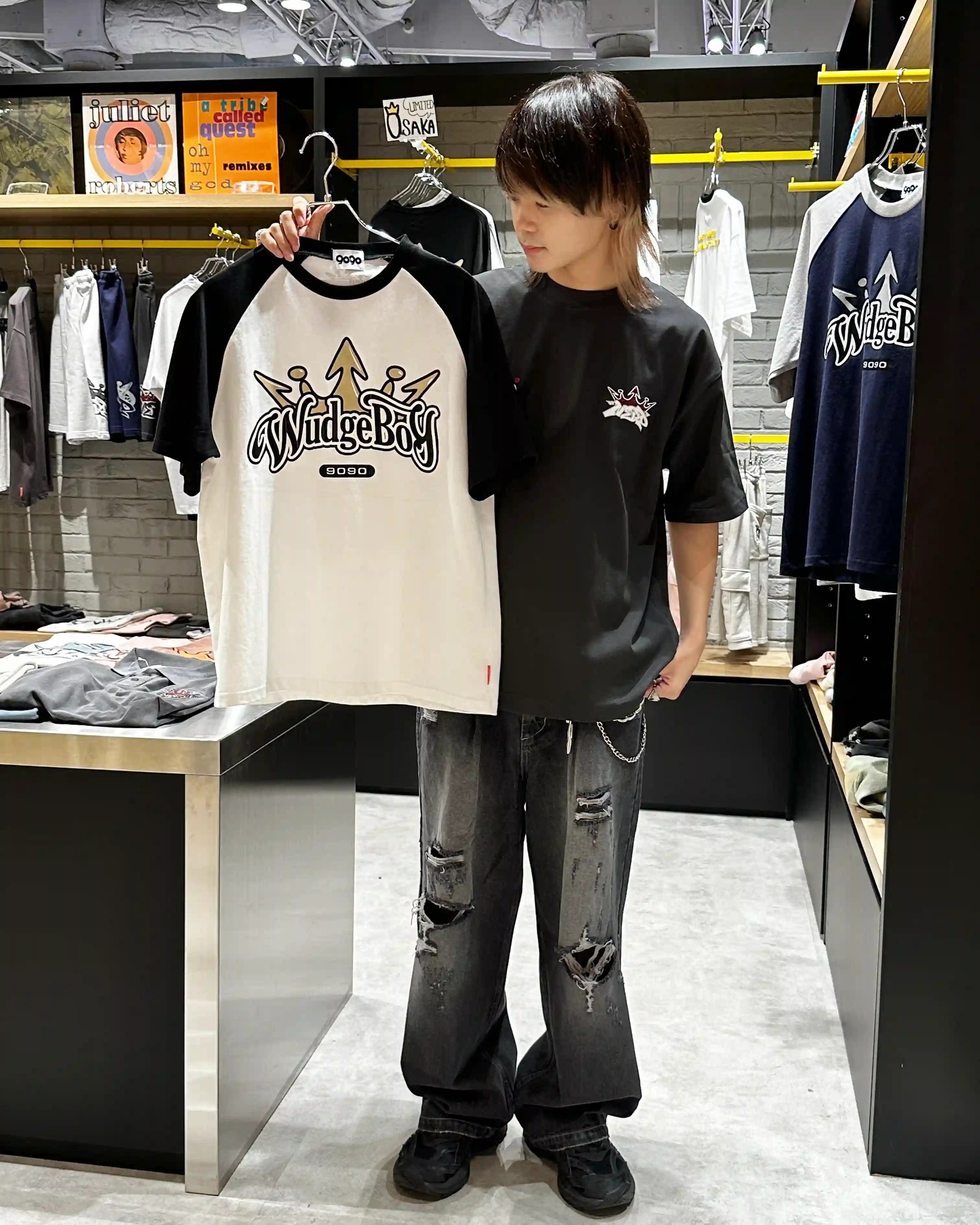 9090　ナインティーナインティー　9090　×　Wudge　Boy　King　Raglan　Tee　コラボ　クラック　プリント