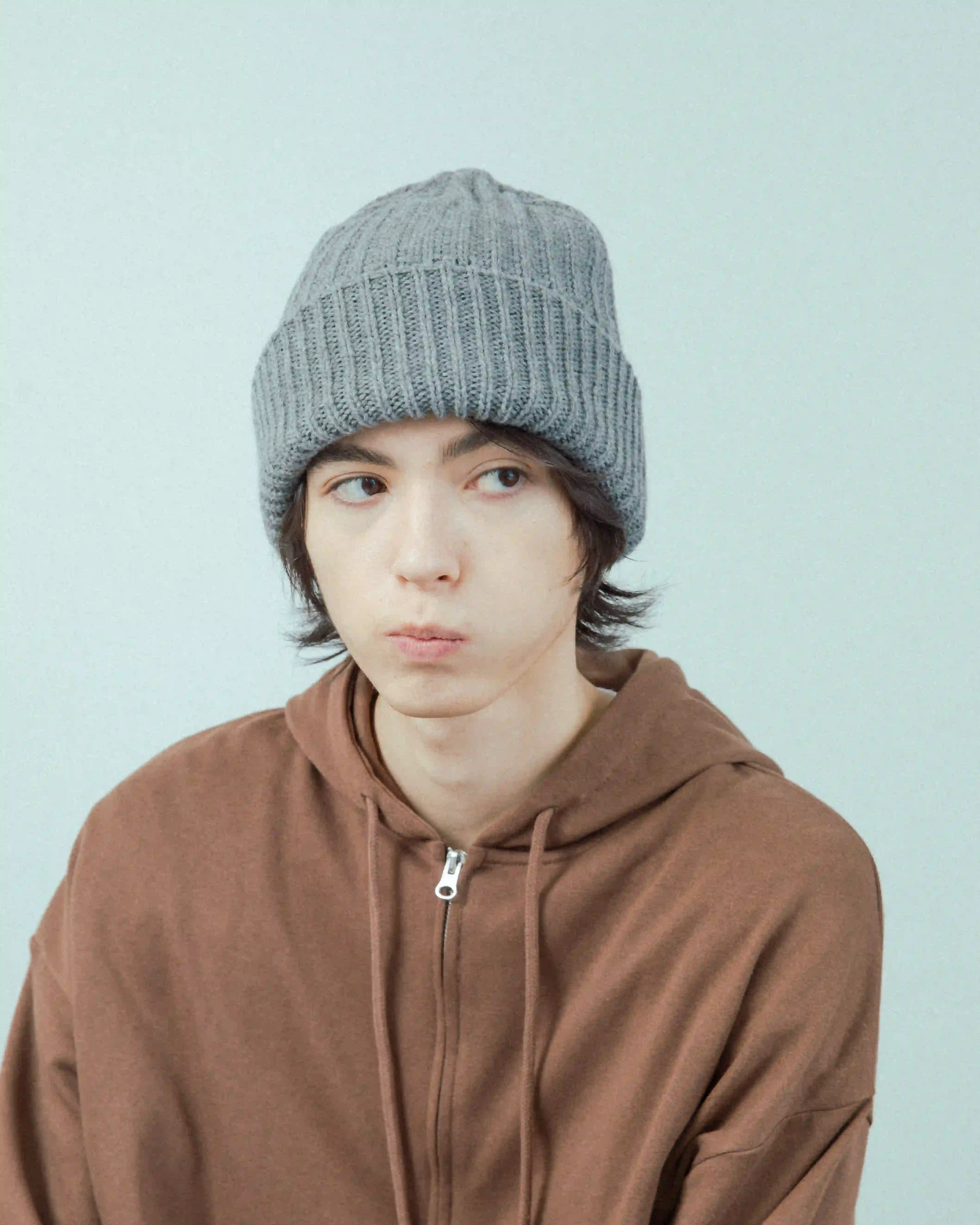 ニット帽の被り⽅メンズのお⼿本！ビーニー派もワッチ派もおしゃれに見えるコツ教えます&nbsp;