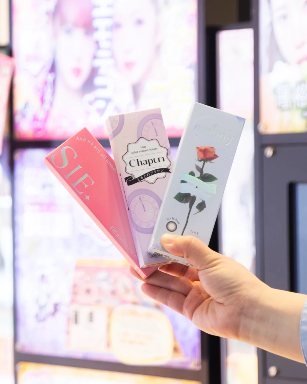 梅⽥でカラコン選ぶならHEP FIVEへゴー！今人気＆おすすめの水光カラコンも紹介